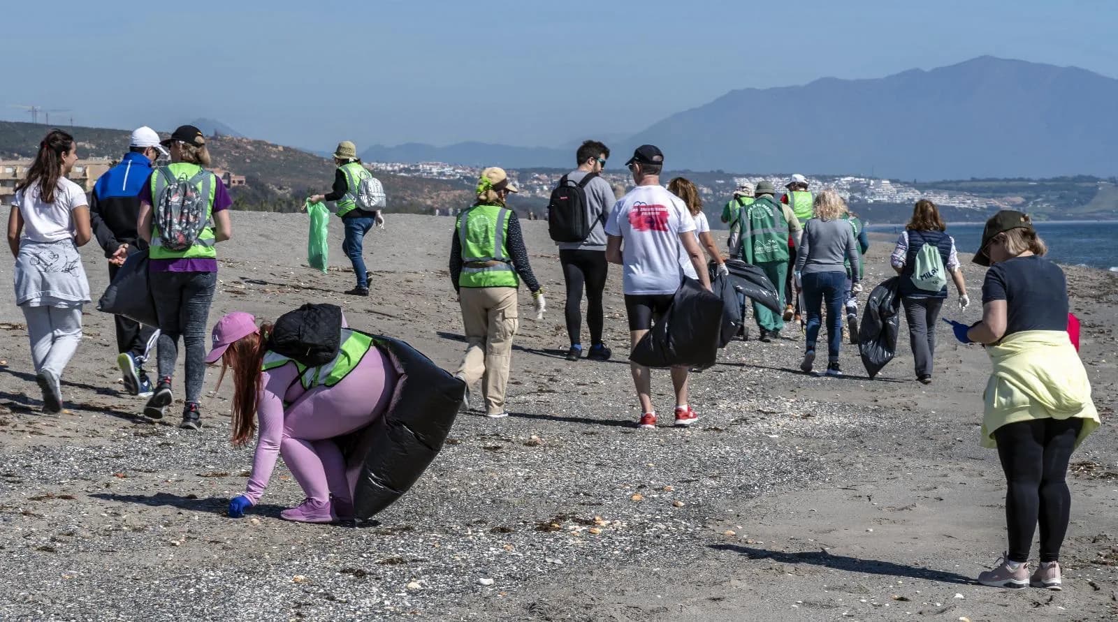 Exitosa jornada de limpieza en la playa de Sobrevela de La Línea