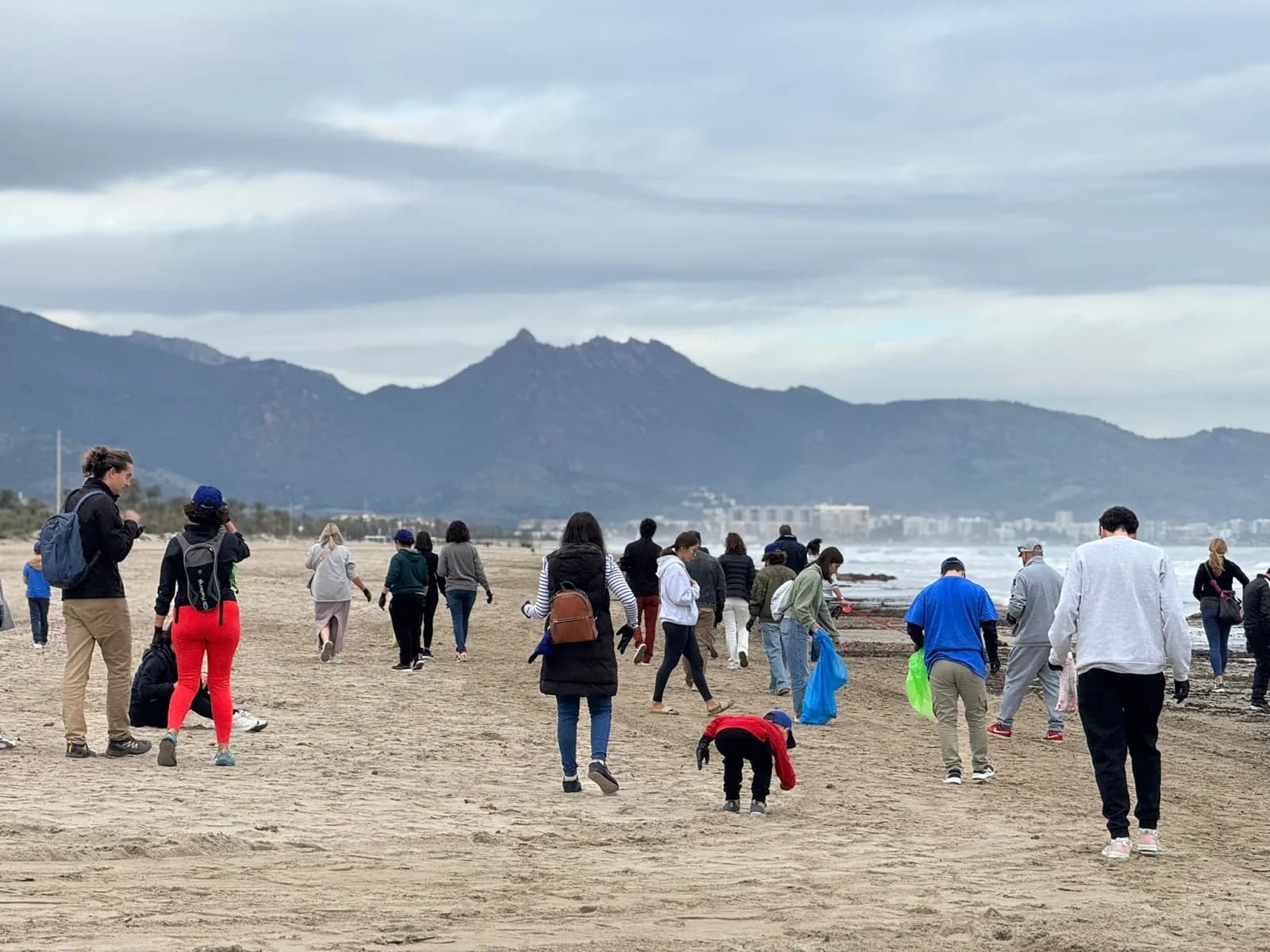 La limpieza solidaria de playas en Castellón permite recoger 19 kilos de residuos