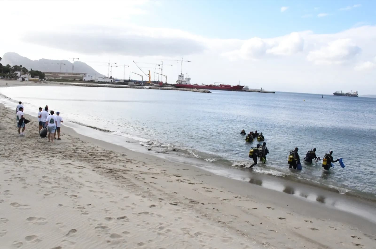 El Club de Buceo Cíes y la Red de Vigilantes Marinos realizan una limpieza de fondos marinos en Puente Mayorga