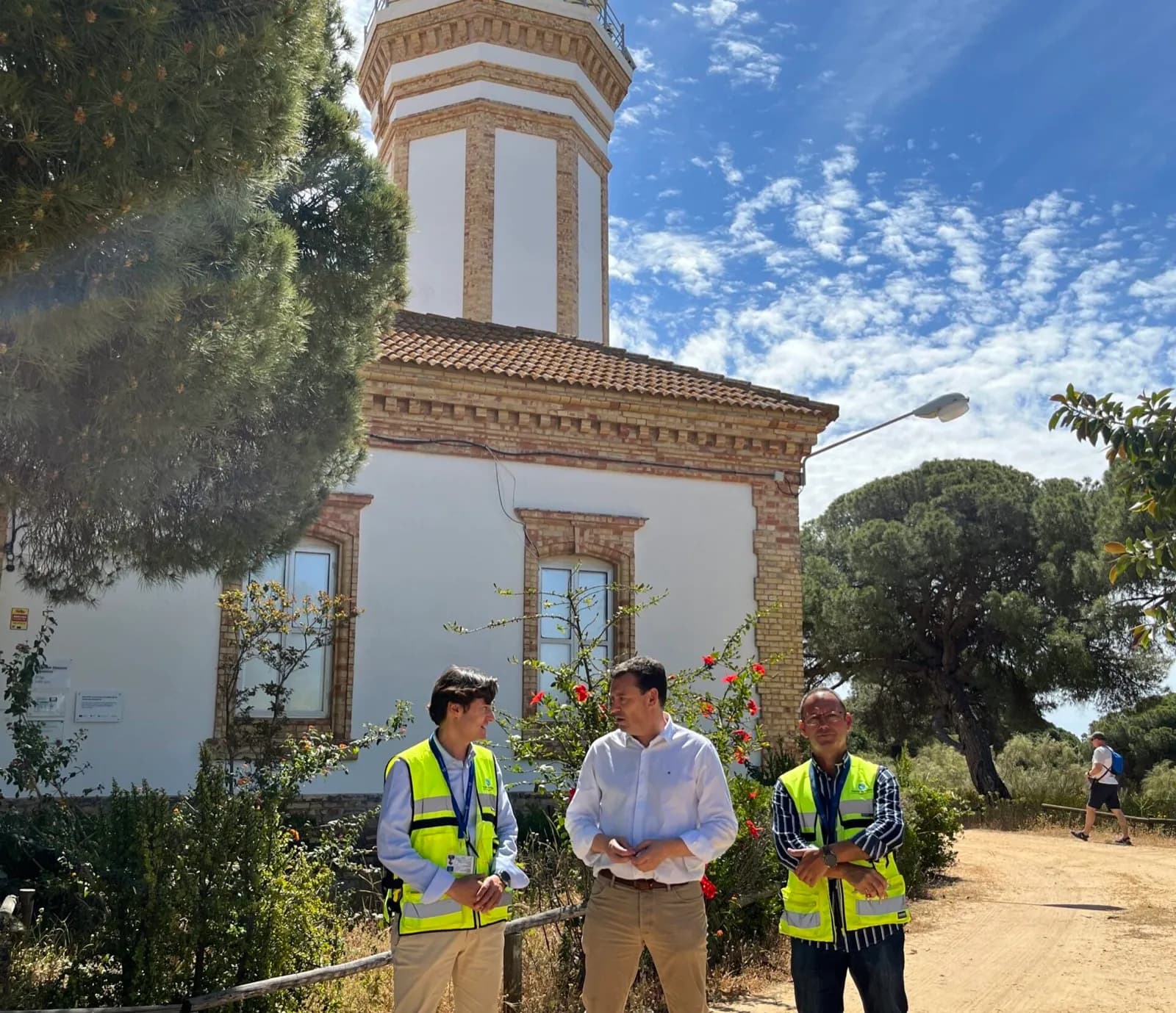 El presidente del Puerto de Huelva visita el faro del Picacho de Mazagón