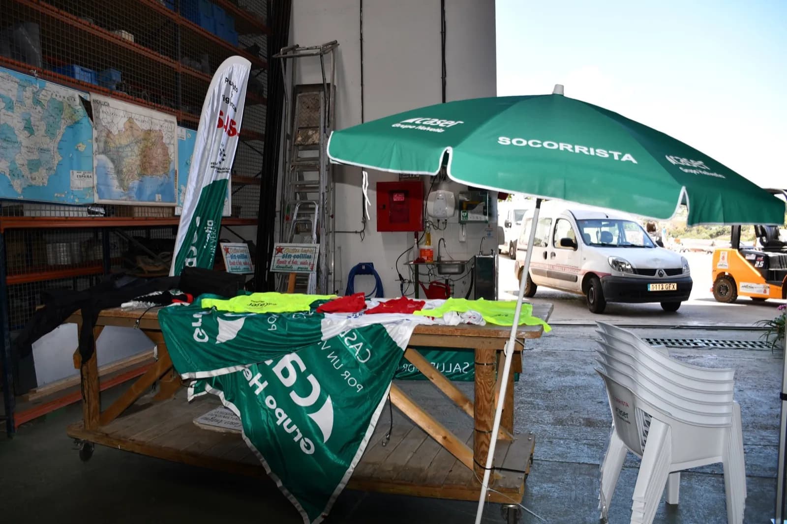 San Roque recibe material para la campaña de salvamento y socorrismo de playas 2024