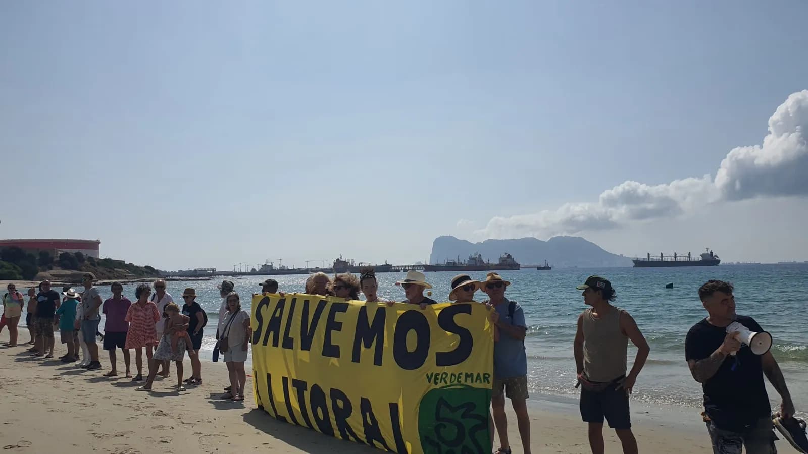 Activistas y vecinos se unen en Guadarranque a la “Cadena Humana” en defensa del litoral español