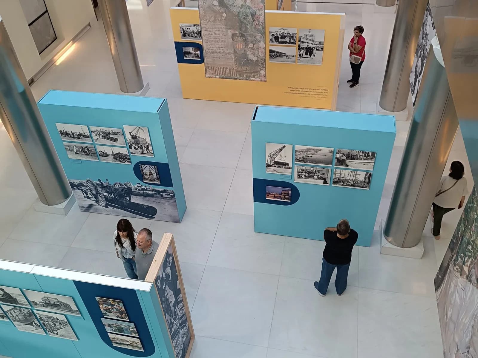 La exposición «Viure el Port» recibe más de 8.000 visitantes en el Edificio del Reloj