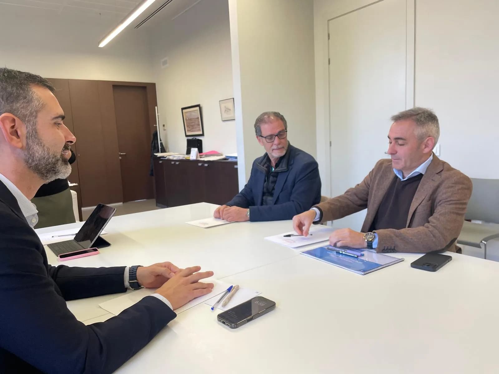 Andalucía y Comunidad Valenciana exigen al Gobierno una respuesta urgente ante los aranceles de EE. UU. y la situación de la pesca de arrastre