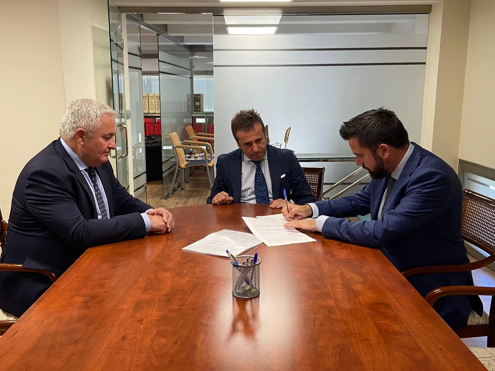 Zona Franca y Caja Rural rubrican el préstamo que ahorrará 5 millones de euros al Consorcio