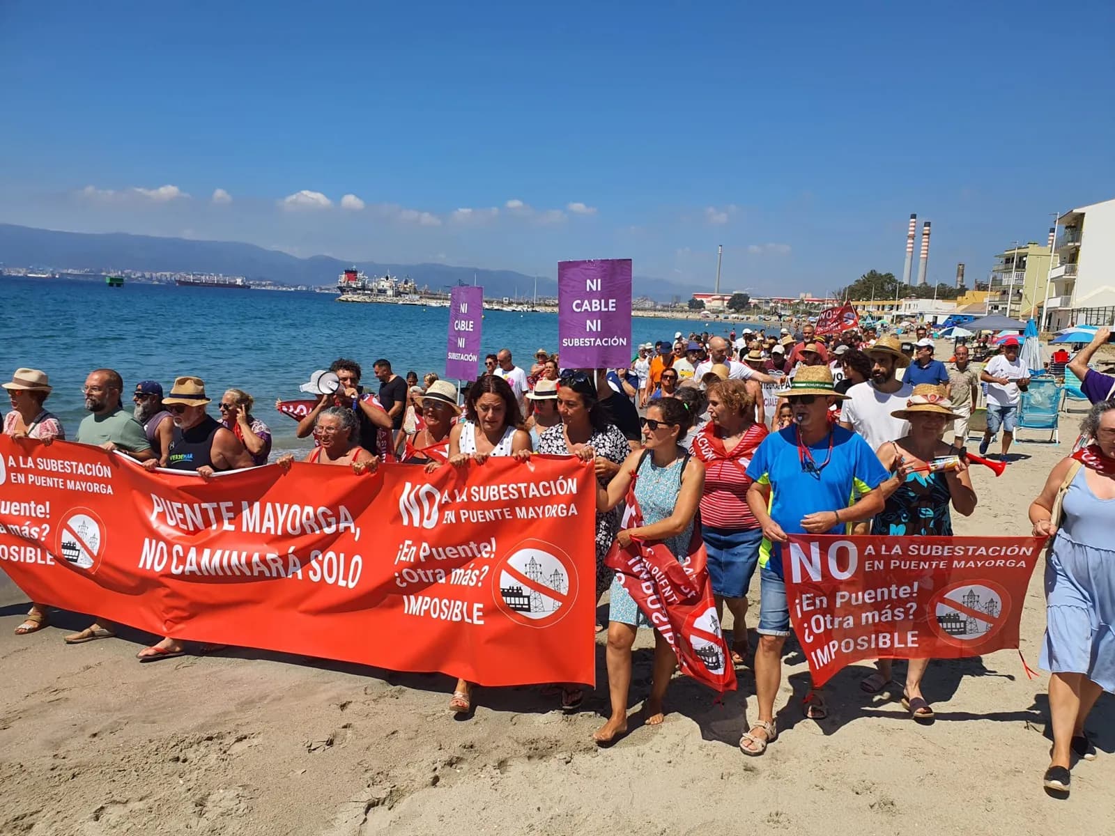 Más de un millar de personas protestan contra la interconexión eléctrica del Estrecho