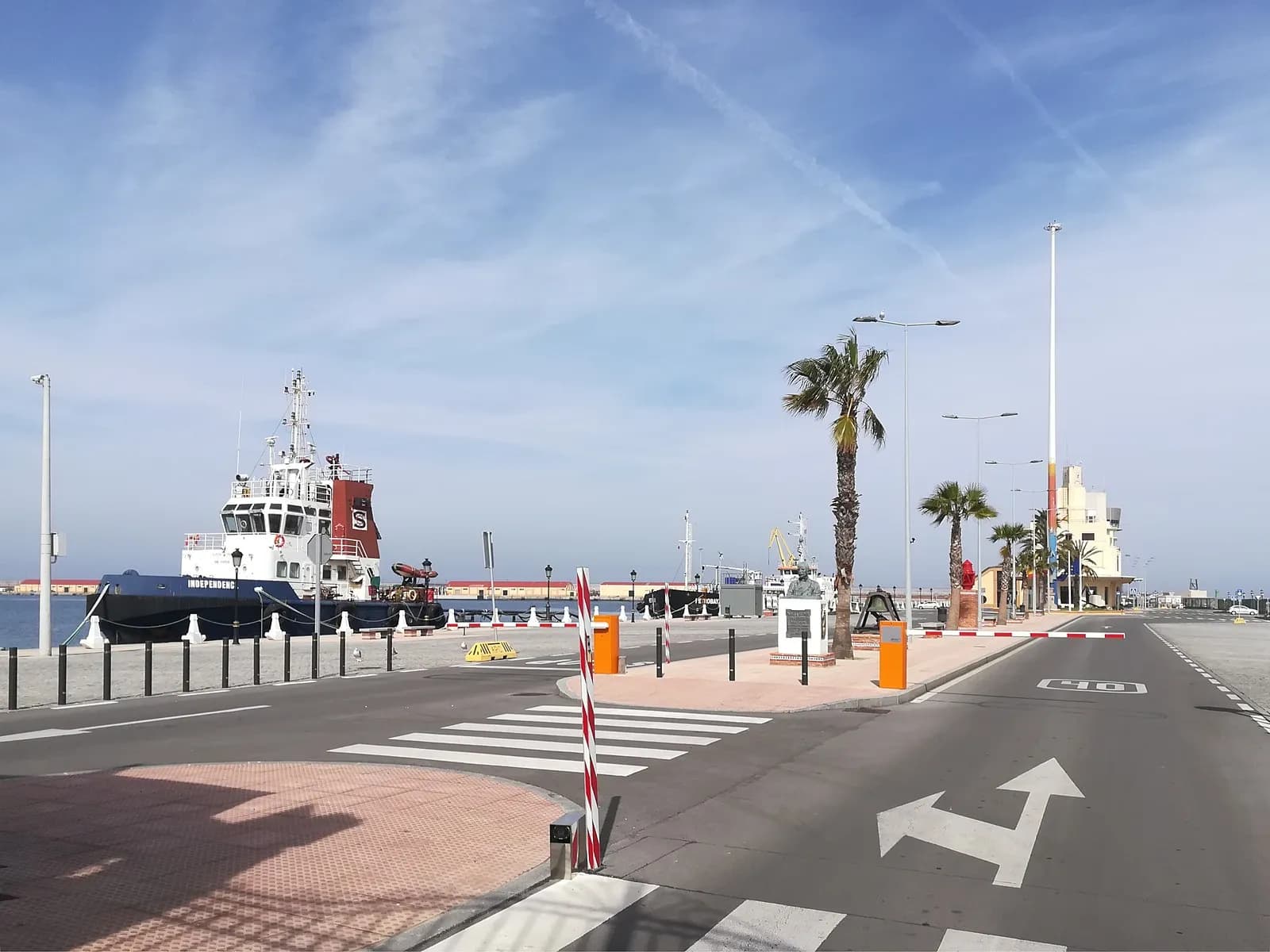 Adjudicado el suministro e instalación de las defensas verticales para el muelle España de Ceuta