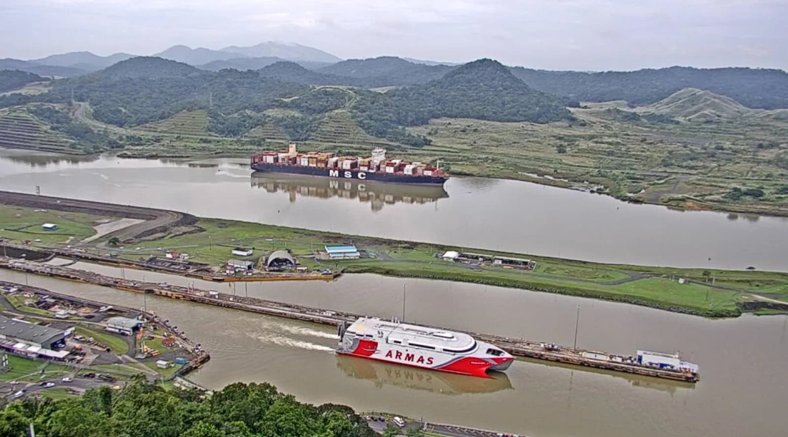El catamarán Volcán de Taidía cruza el canal de Panamá rumbo a Canarias