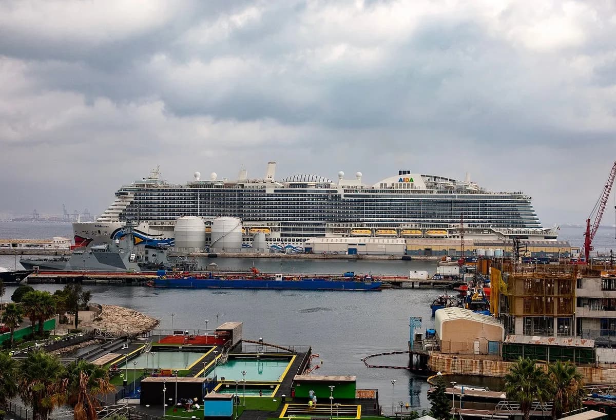 Gibraltar recibe al crucero AIDAcosma en su escala inaugural