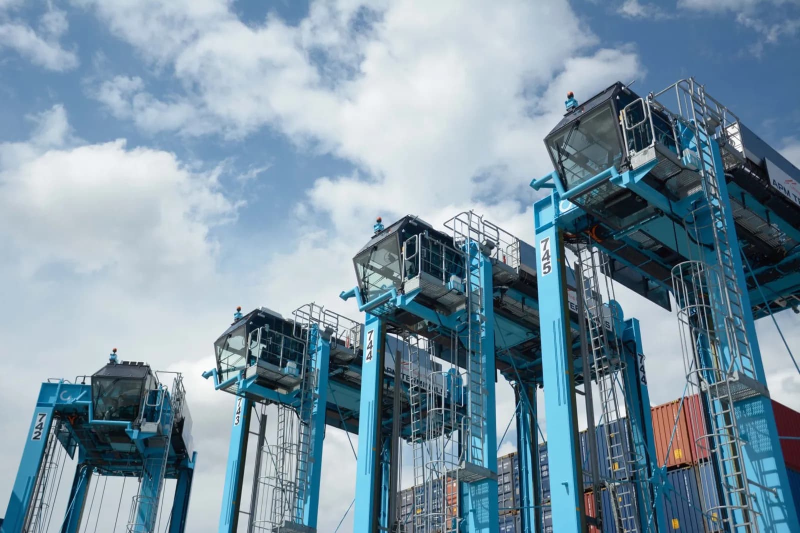 APM Terminals Barcelona renueva su flota con 17 straddle carriers híbridas