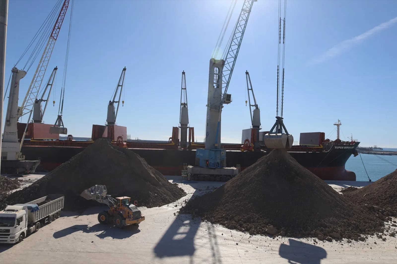 El puerto de Castellón vuelve a recibir arcilla procedente de Ucrania