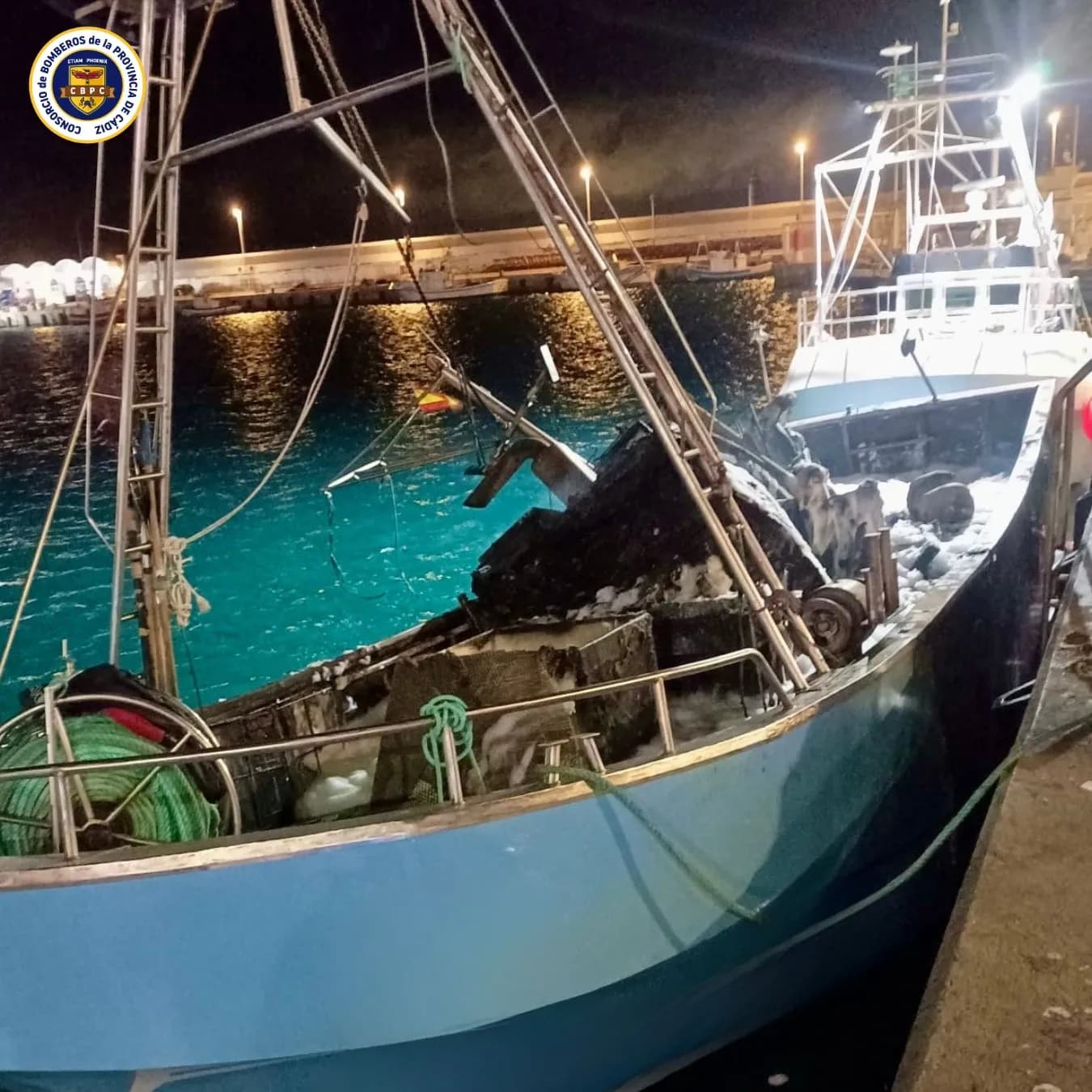 Un incendio en un barco en el puerto de Tarifa deja un herido por inhalación de humo