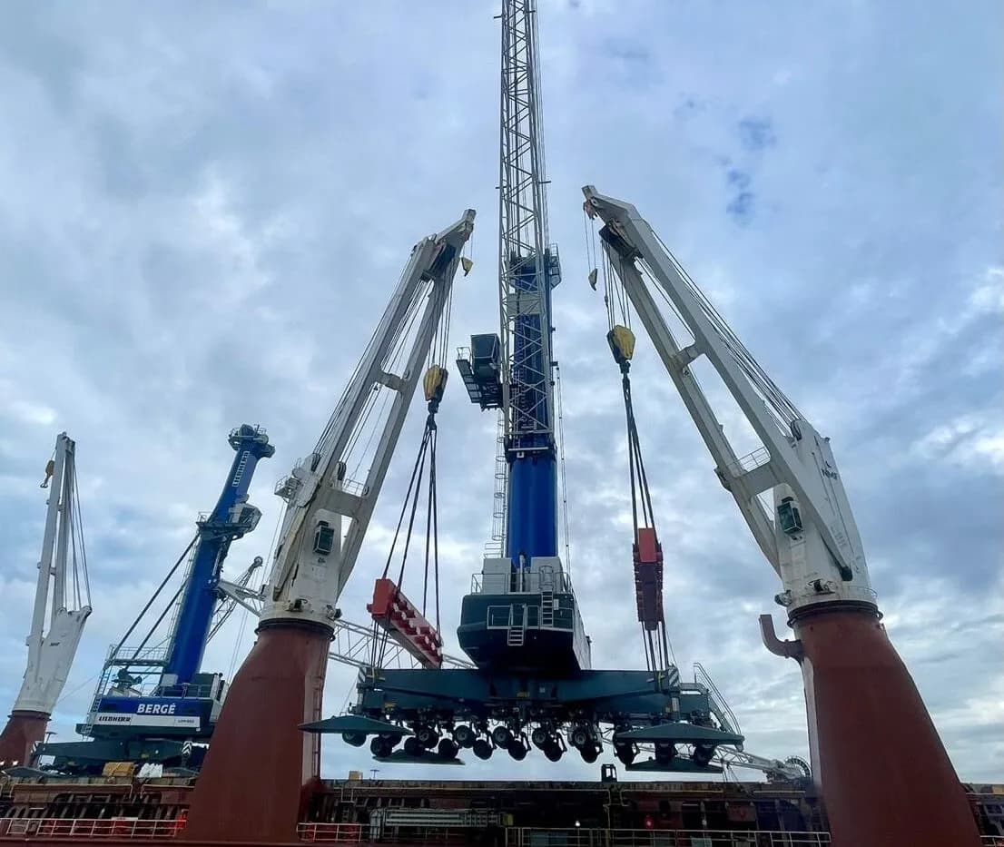 BERGÉ recibe en el Puerto de Bilbao su primera grúa Liebherr LHM 550 como parte de su plan de modernización