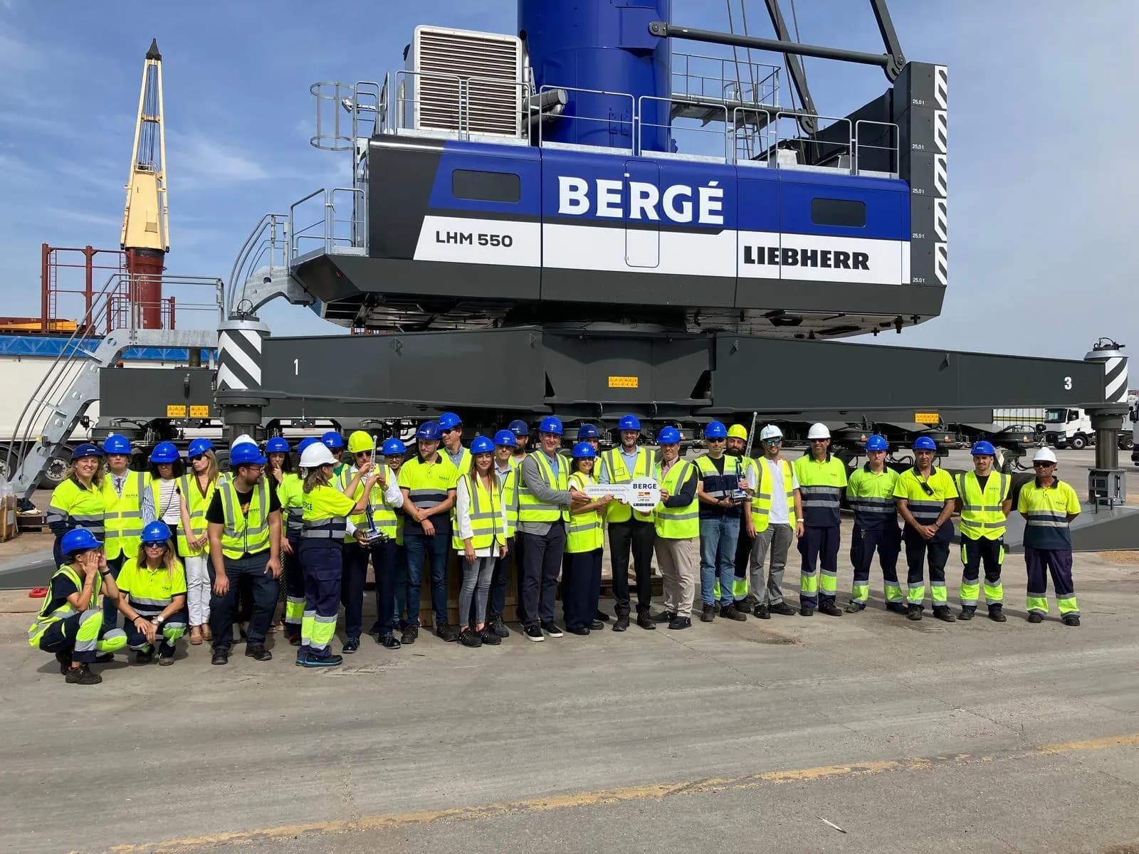 BERGÉ recibe en Tarragona la segunda grúa Liebherr LHM 550 dentro de su plan de modernización