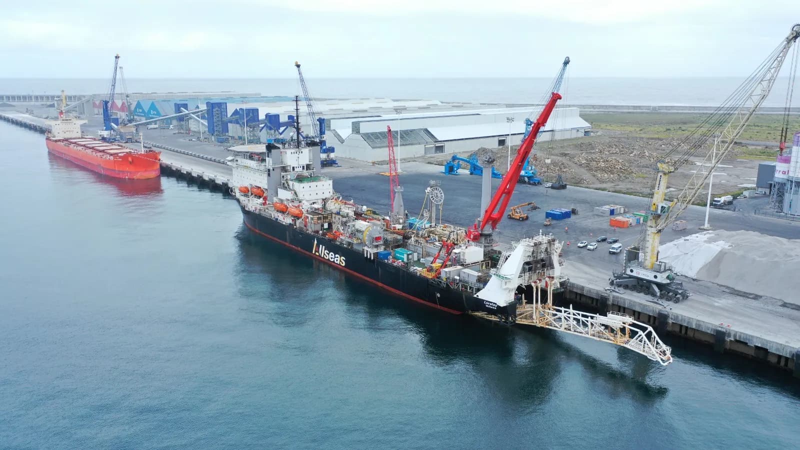 El buque especializado en tendido de tuberías «Lorelay» realiza una escala técnica en el Puerto Exterior de La Coruña