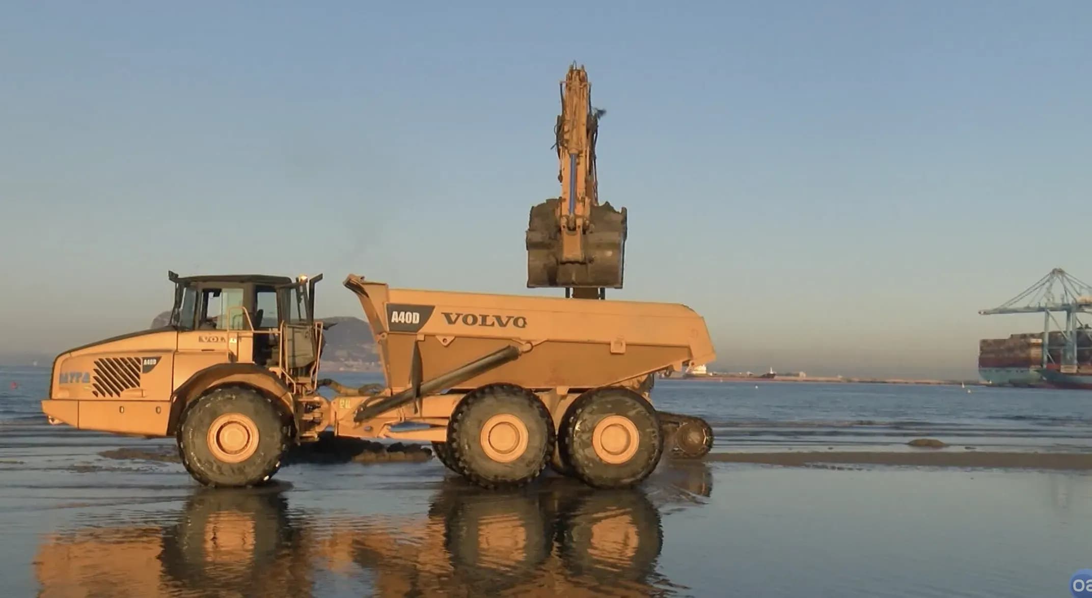 Adjudicado a Demoliciones Dayta un nuevo trasvase de arena para la estabilización de la playa de El Rinconcillo