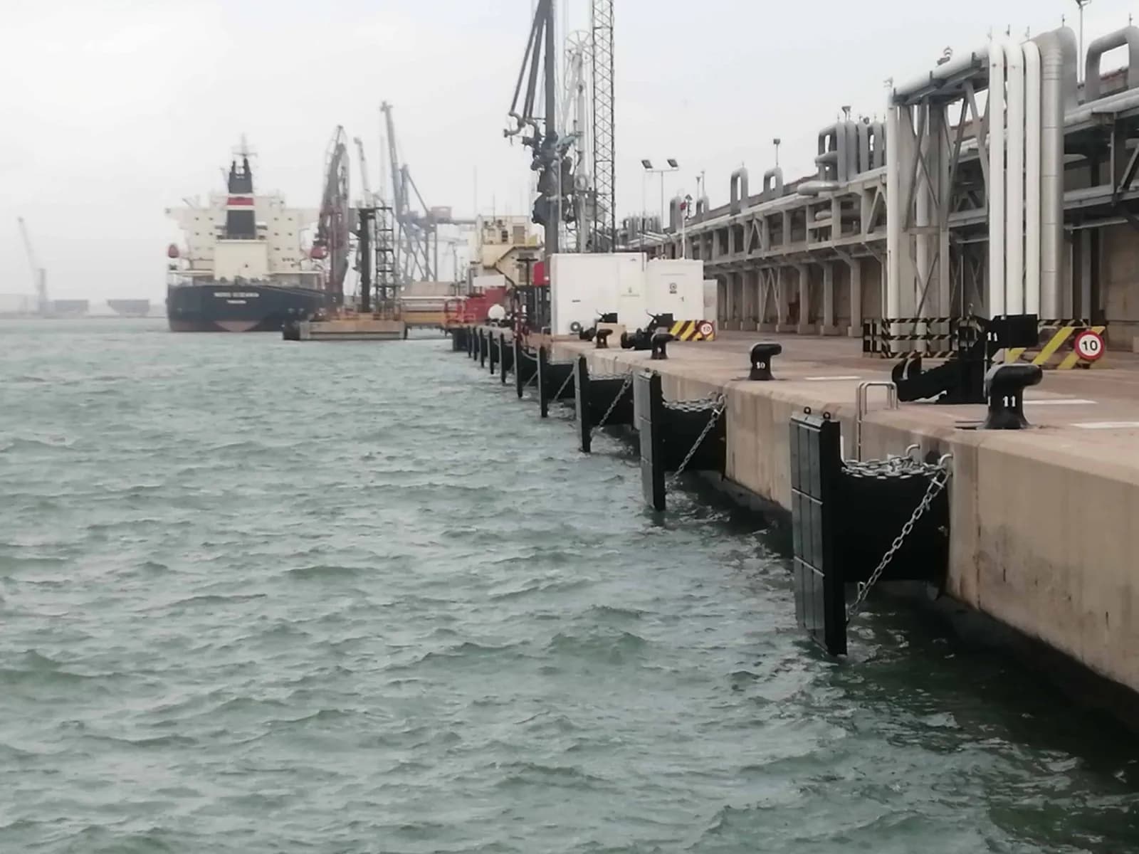 El Puerto de Castellón finaliza la mejora de amarre y seguridad en el muelle de fluidos