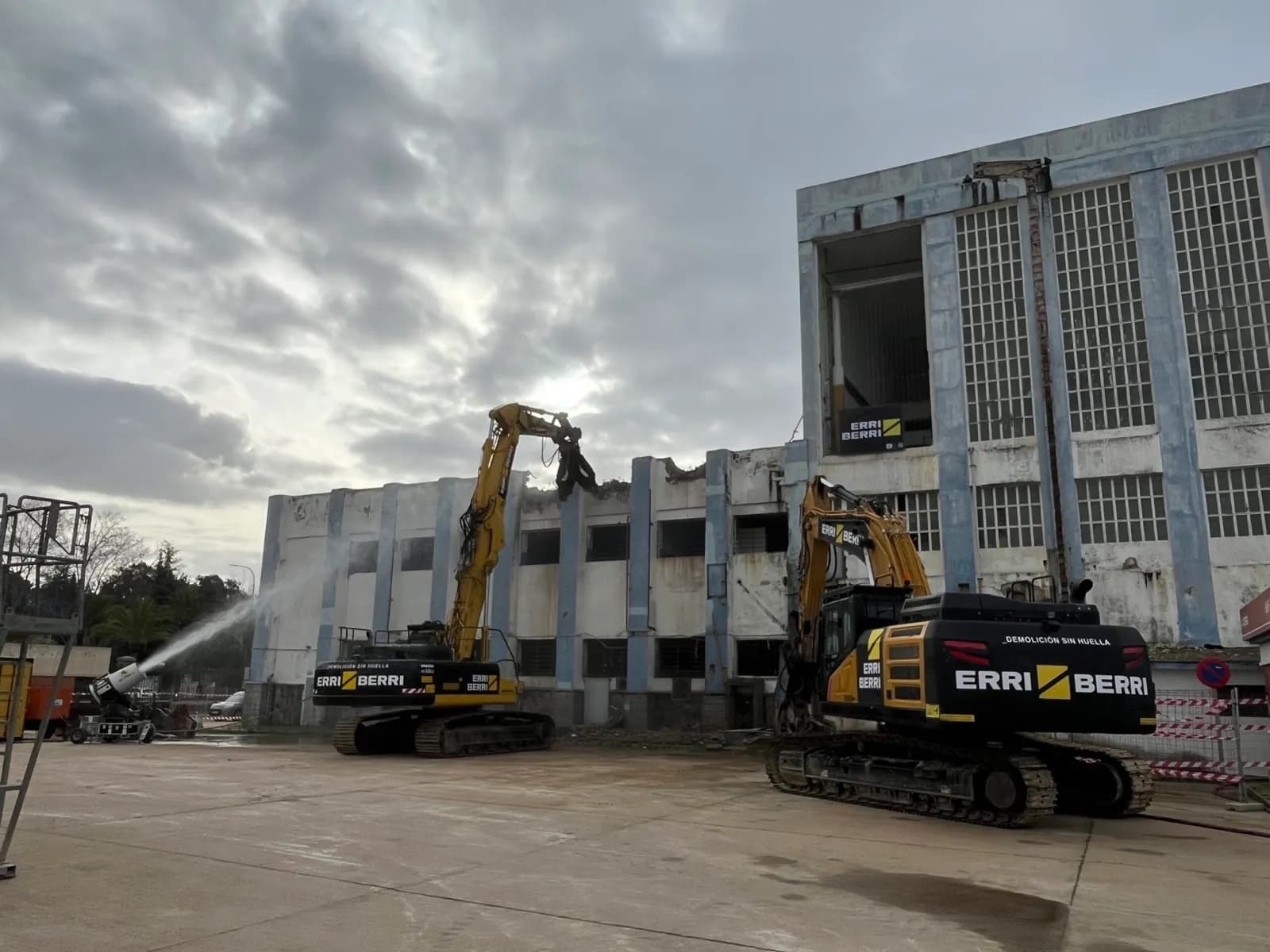 El Puerto de Huelva inicia la demolición del edificio de Expofrisa en el Muelle de Levante