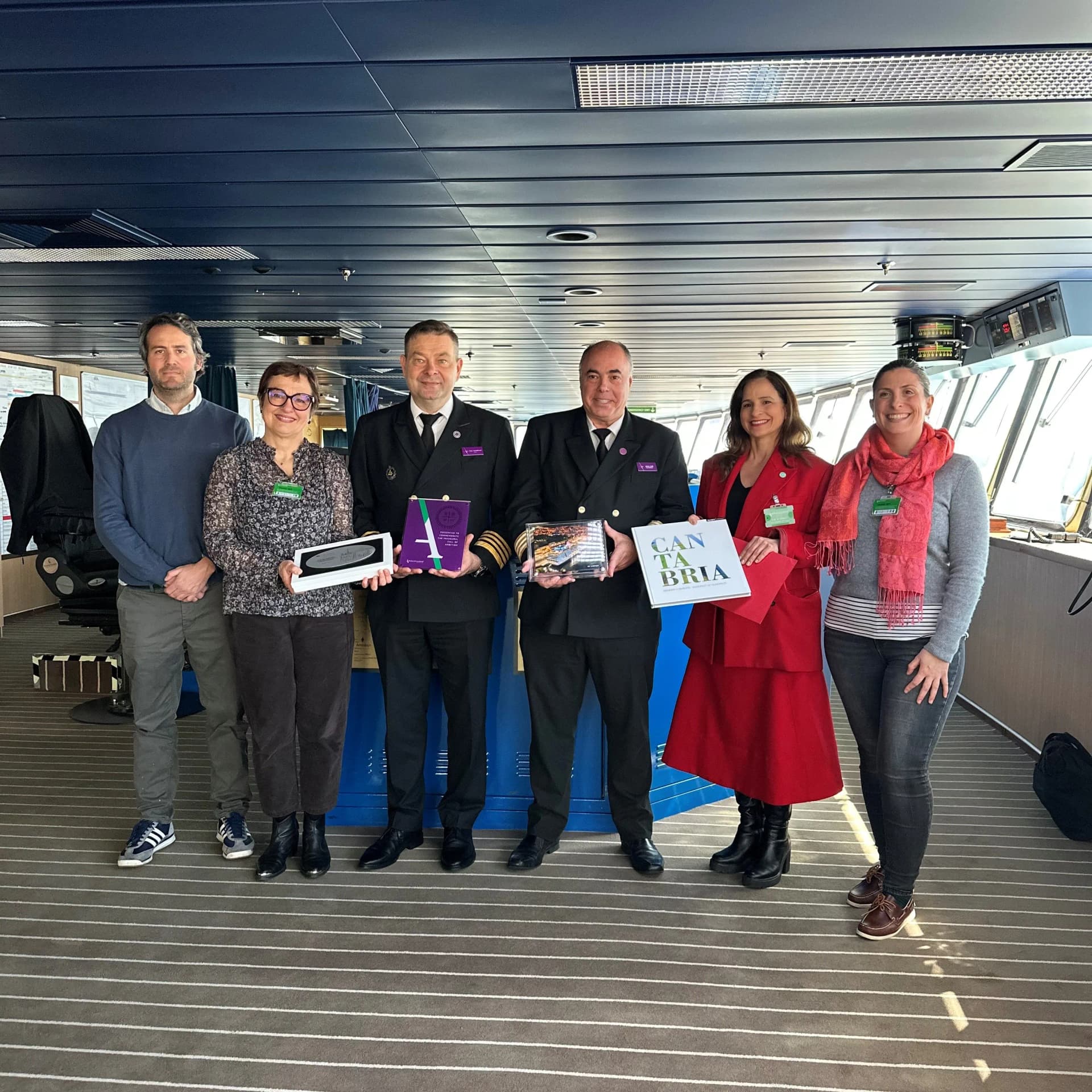 El crucero Ambition hace su primera escala en Santander con más de 1.400 pasajeros a bordo