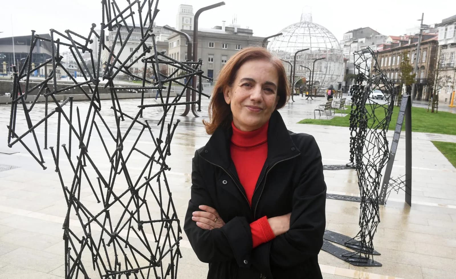 Carmen Senande presenta una exposición escultórica en la explanada de la Marina de La Coruña