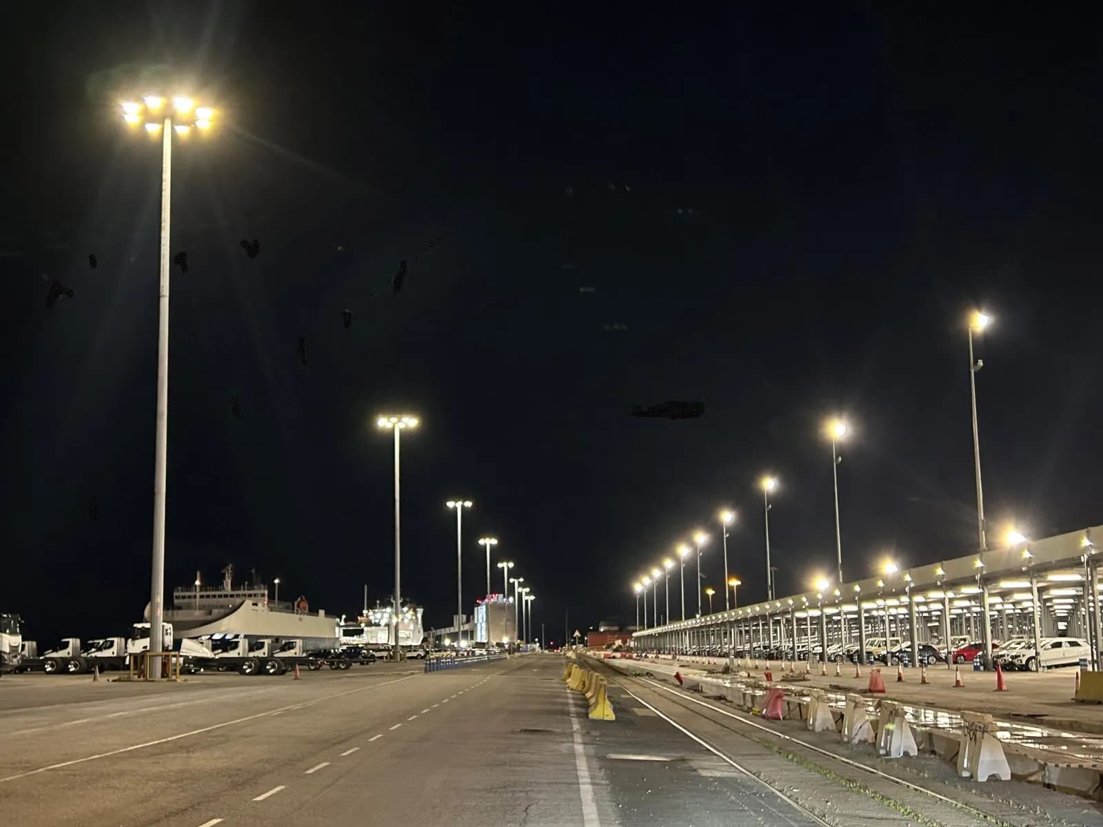 Nueva iluminación LED en el espigón central de Raos en el puerto de Santander
