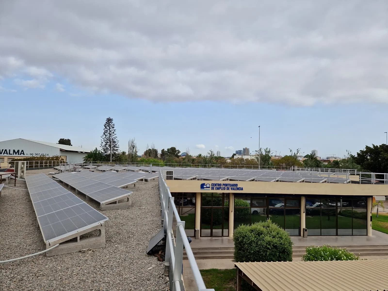 El Centro Portuario de Empleo de Valencia ahorra un 48% de energía gracias a paneles solares