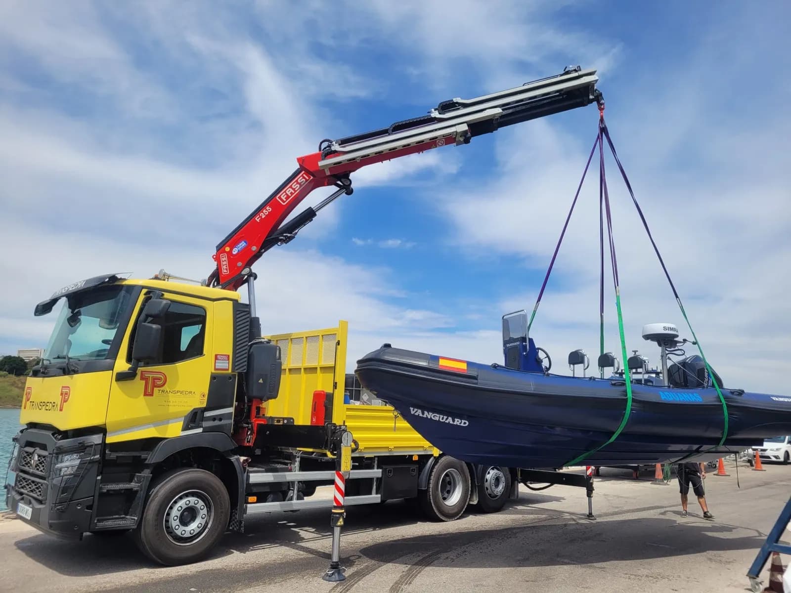 Grupo Piedra incorpora una grúa Fassi 255 y un camión compactador a su flota