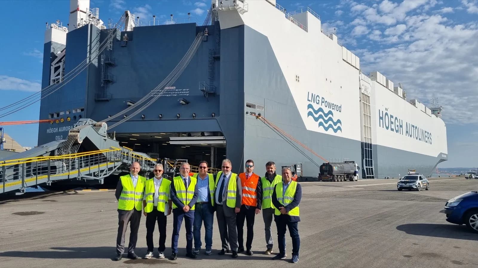 El Höegh Aurora realiza su primera escala en el puerto de Santander