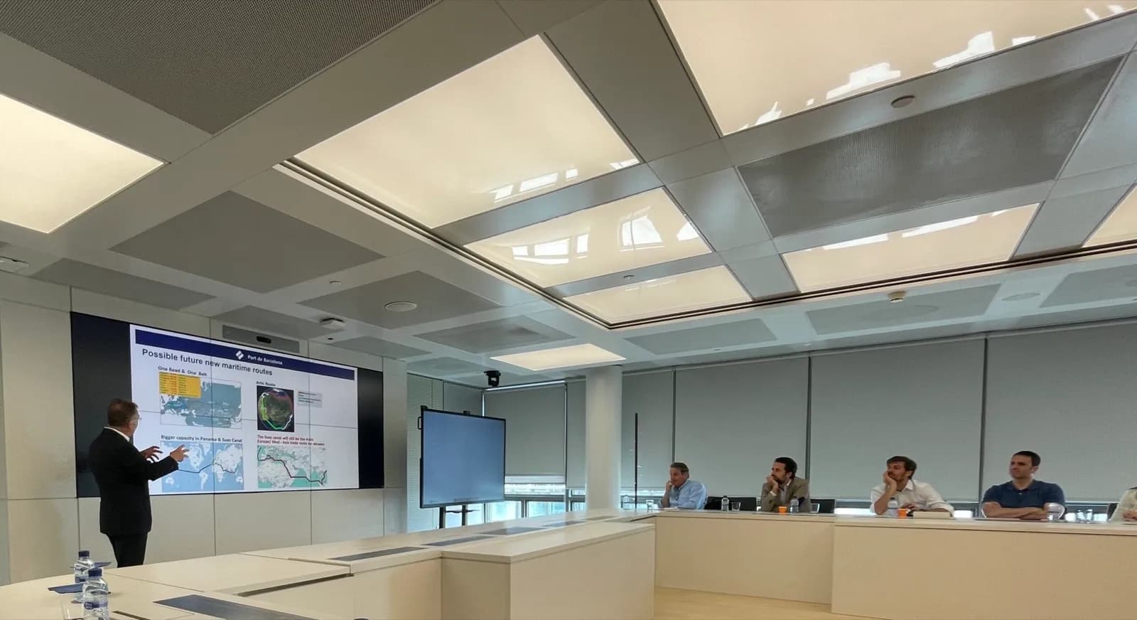 El think-tank IEFL visita el Puerto de Barcelona para debatir sobre la logística y su impacto económico
