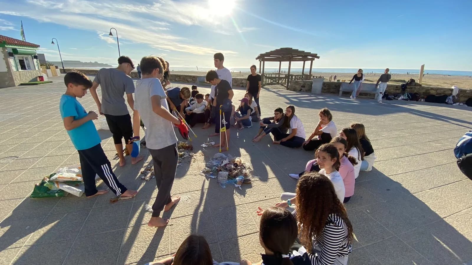La Asociación Nereide y el Colegio Huerta Santa Ana lideran la limpieza de la playa de Los Lances