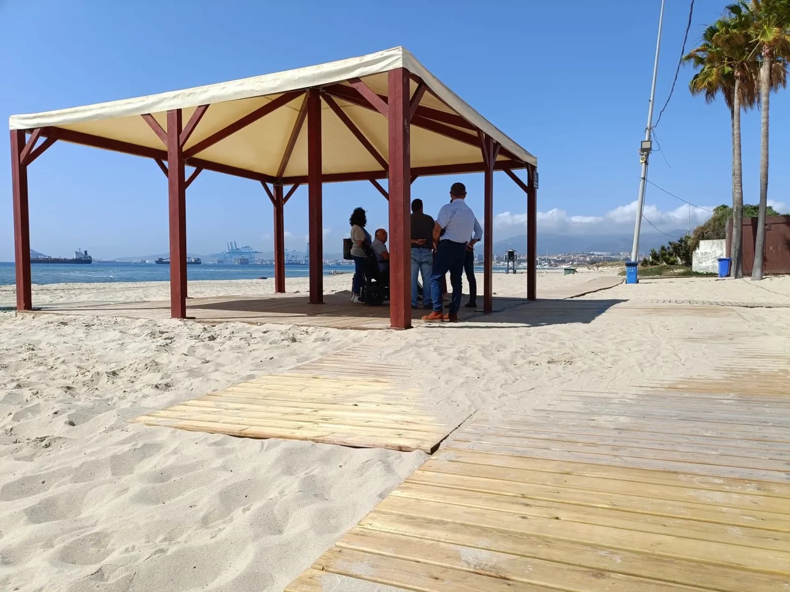 Los Barrios renueva su zona adaptada para personas con movilidad reducida en la playa de Palmones