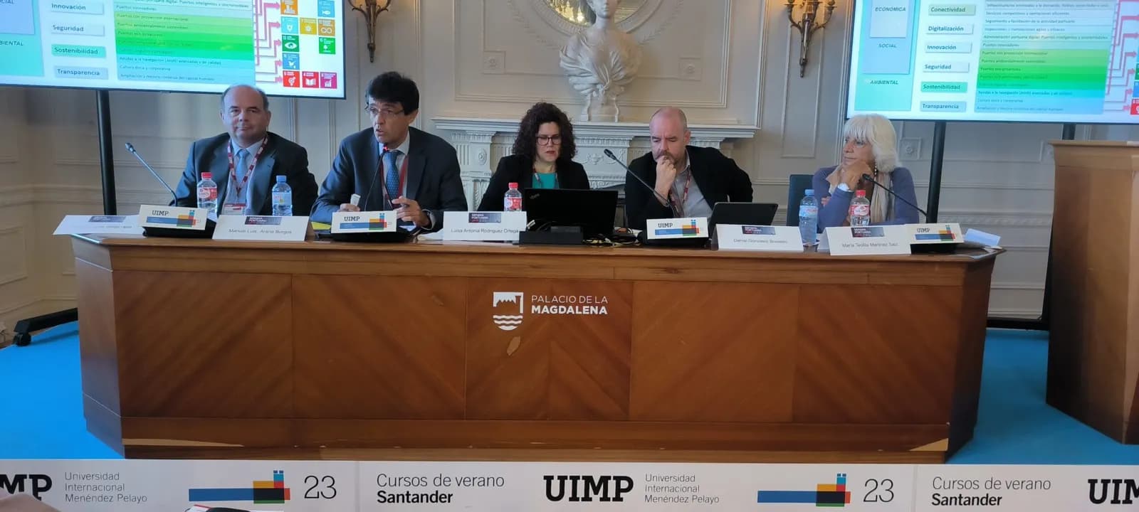 Teófila Martínez dirige el primer encuentro de la Semana Portuaria de la UIMP, organizada por el Puerto de Santander