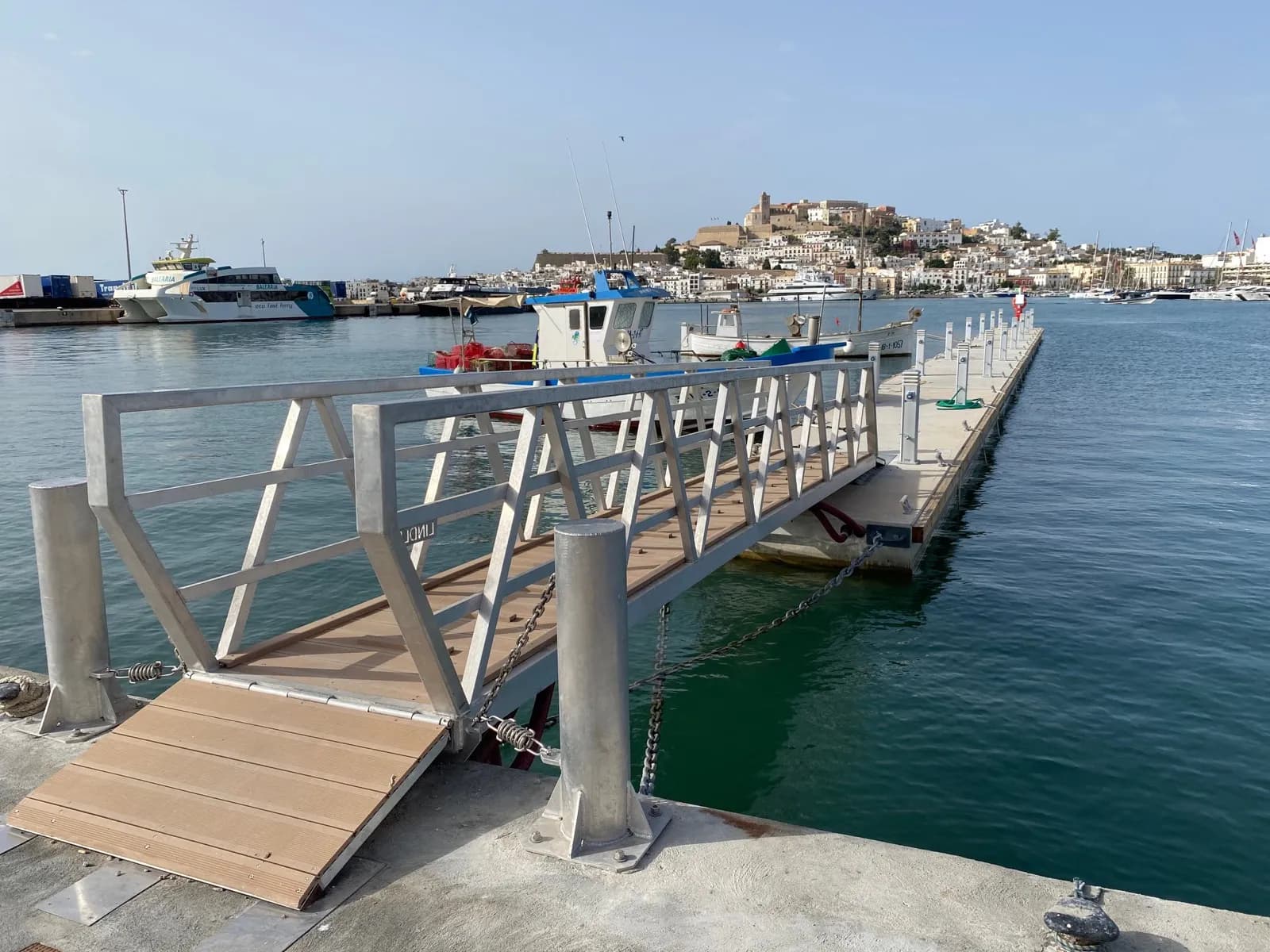 Finalizadas las obras de sustitución del pantalán flotante en el puerto de Eivissa