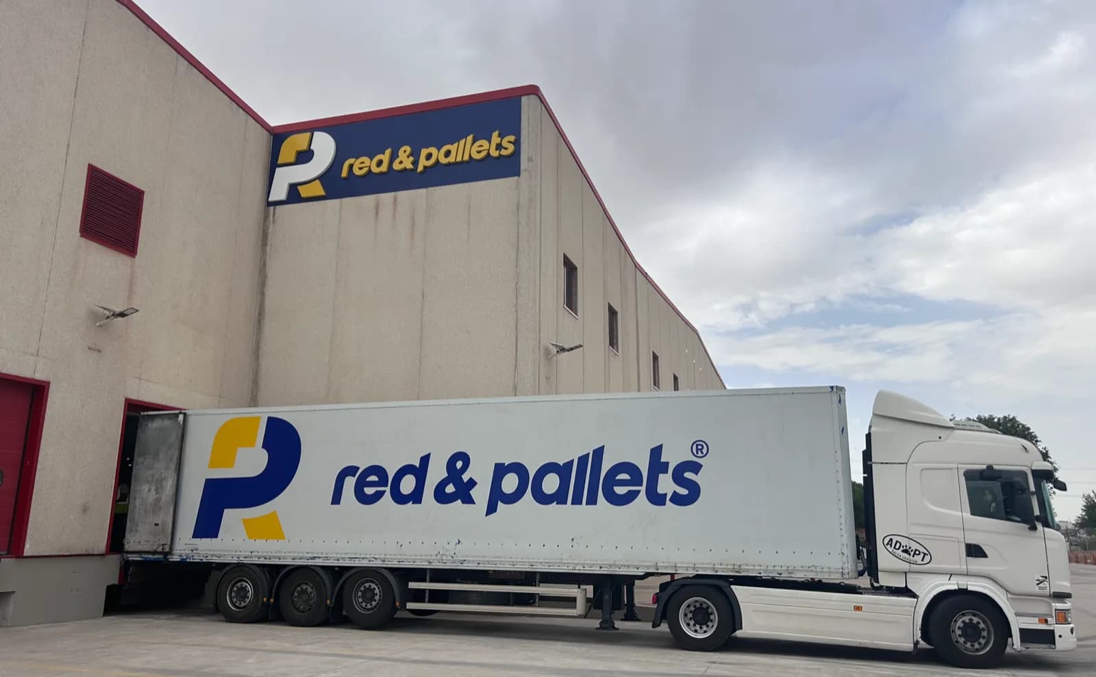 Red & Pallets inicia su actividad en el transporte de paletería