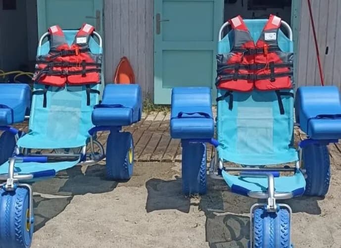 La Línea inicia el reparto de sillas anfibias en las playas