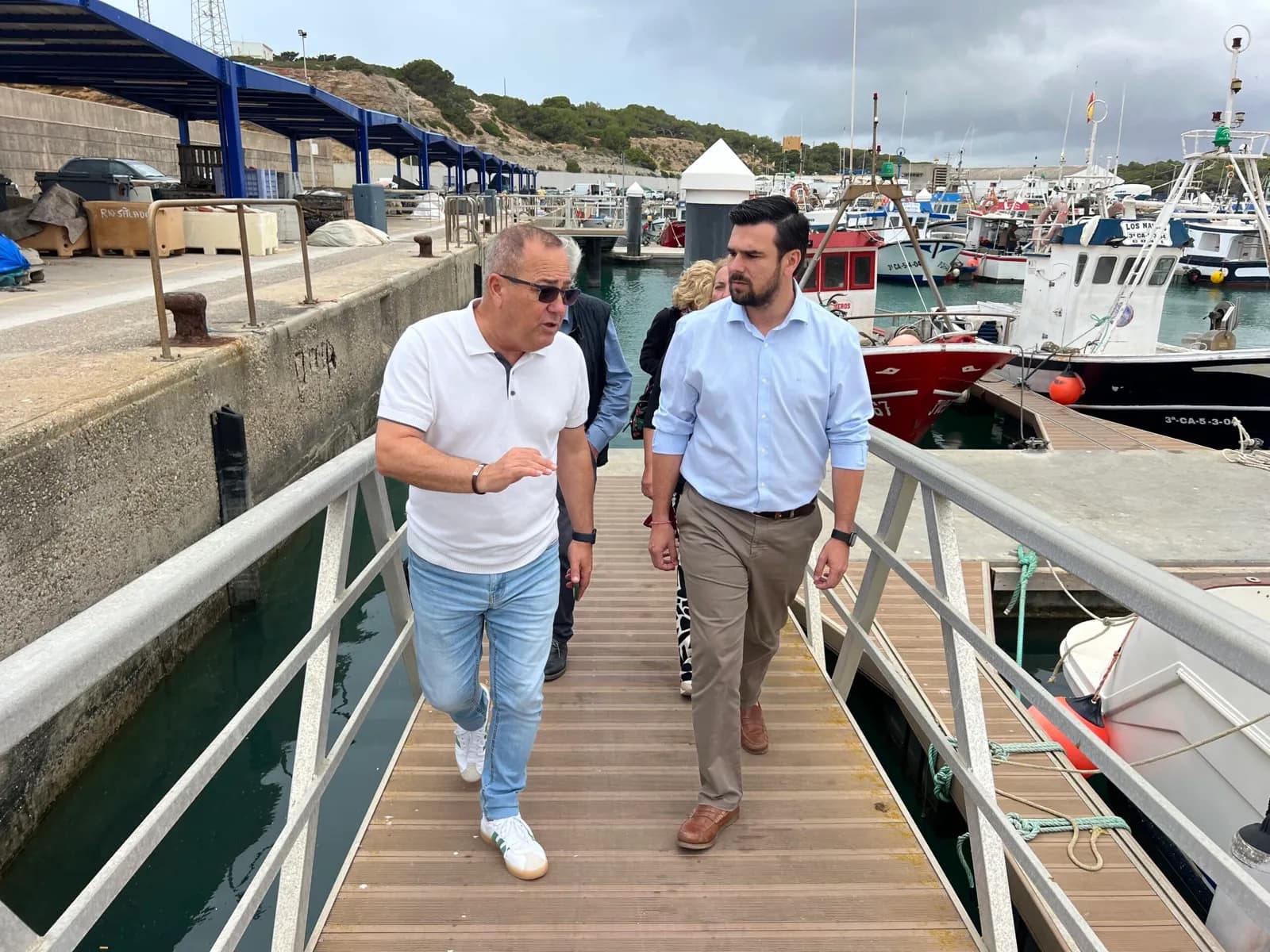 El delegado territorial de Agricultura y Pesca en Cádiz aborda con la OPP72 los desafíos del sector pesquero