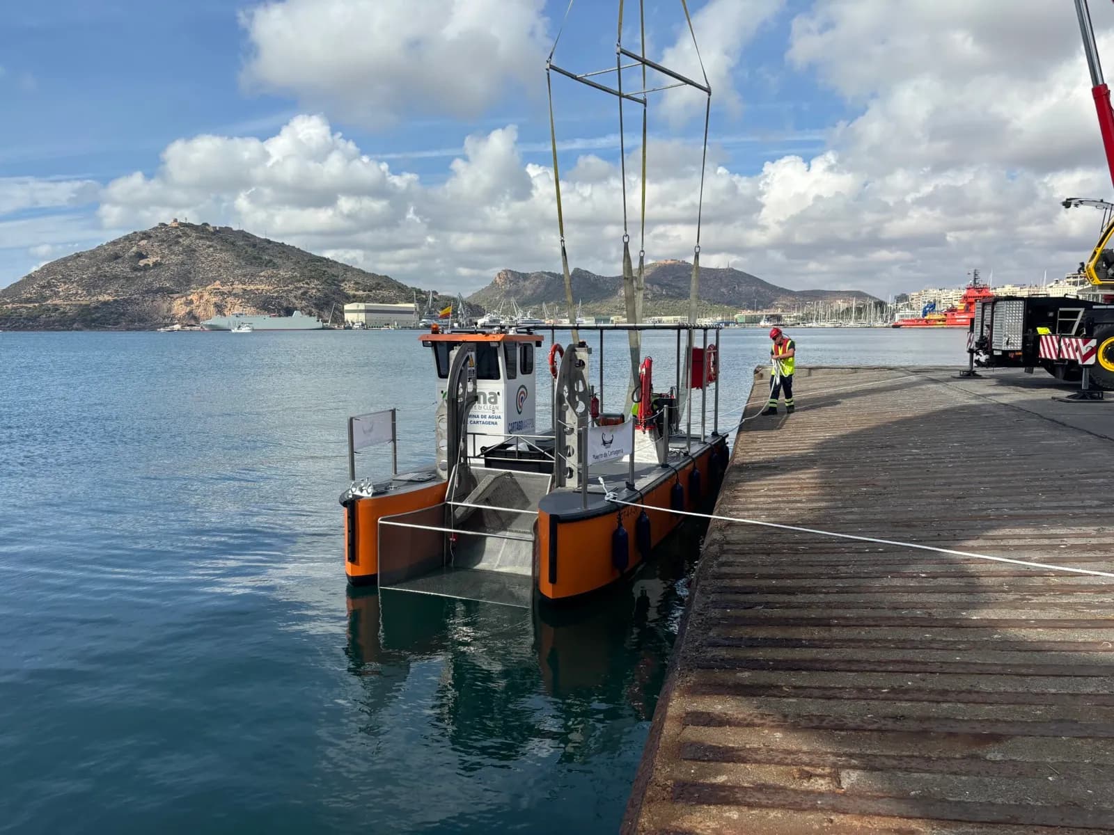 El Puerto de Cartagena estrena la embarcación «Solica» para la limpieza de sus aguas
