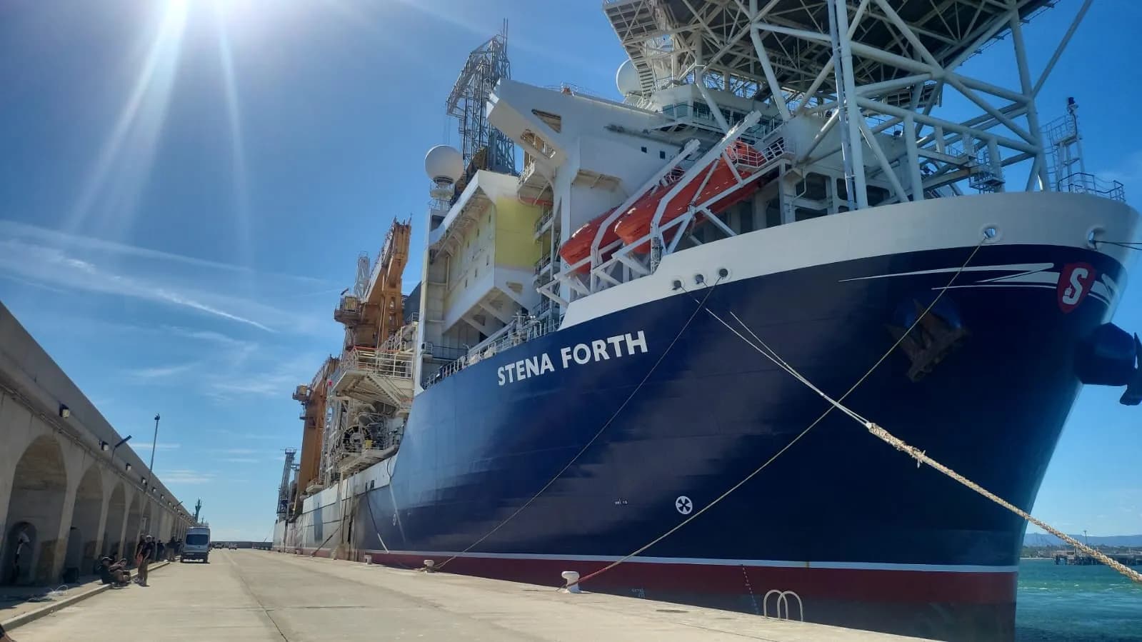El puerto de Tarragona recibe por primera vez al buque perforador Stena Forth