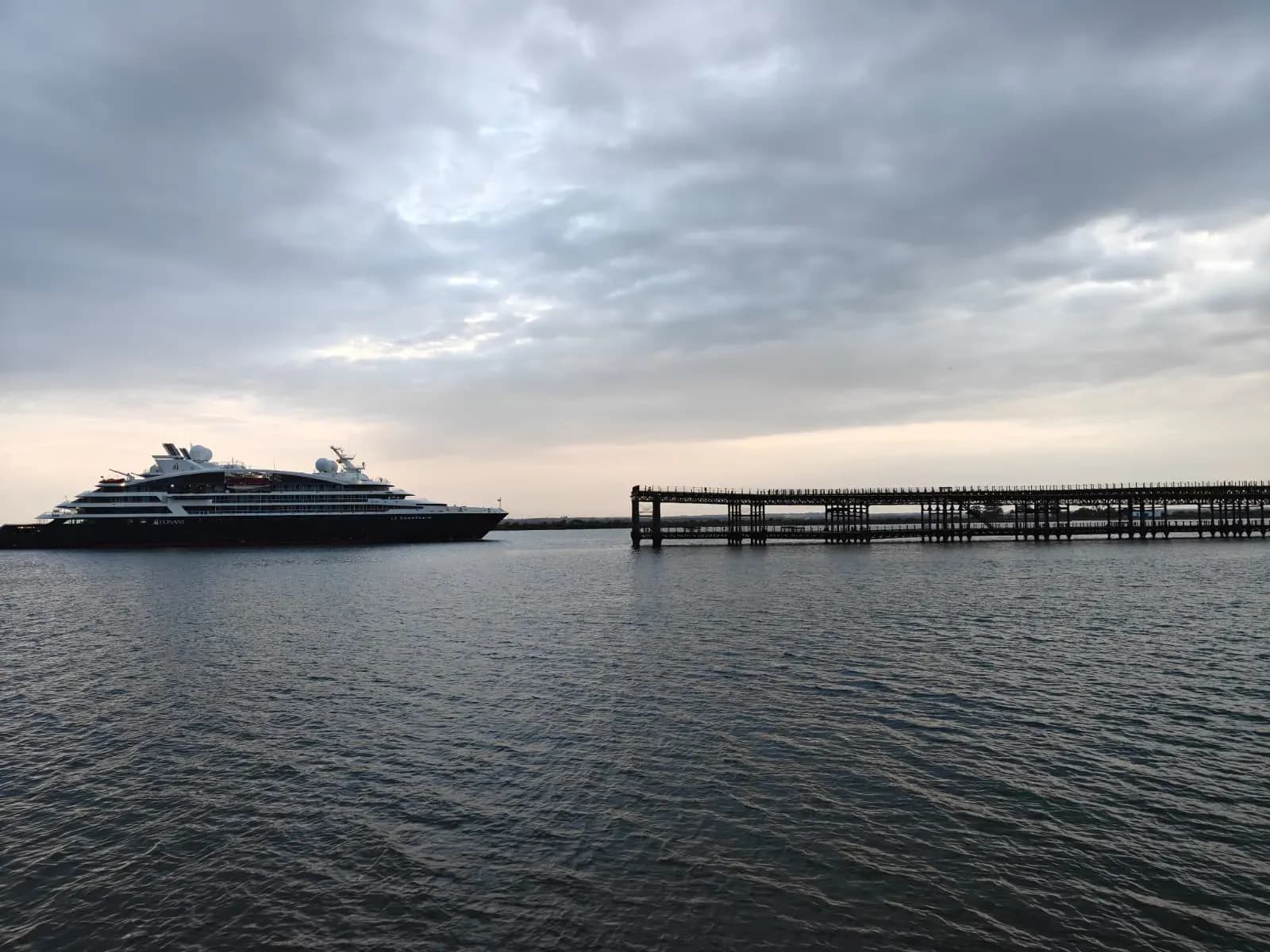 El Puerto de Huelva recibe al buque de lujo Le Champlain en su primera escala en la ciudad