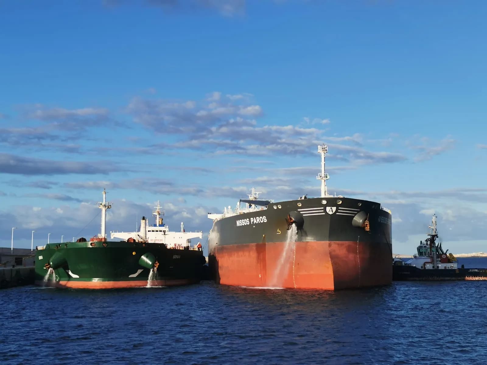 Primer trasvase de combustible de barco a barco en el puerto de Granadilla