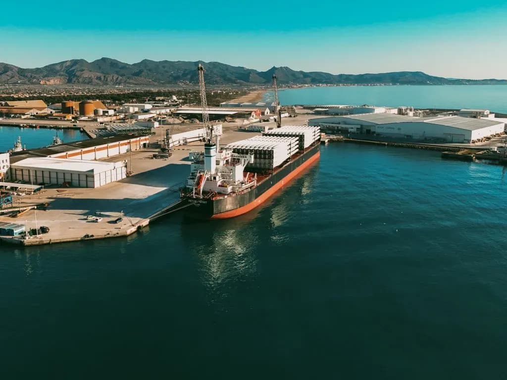 El Puerto de Castellón completa una compleja operativa doble con carga eólica y granel industrial