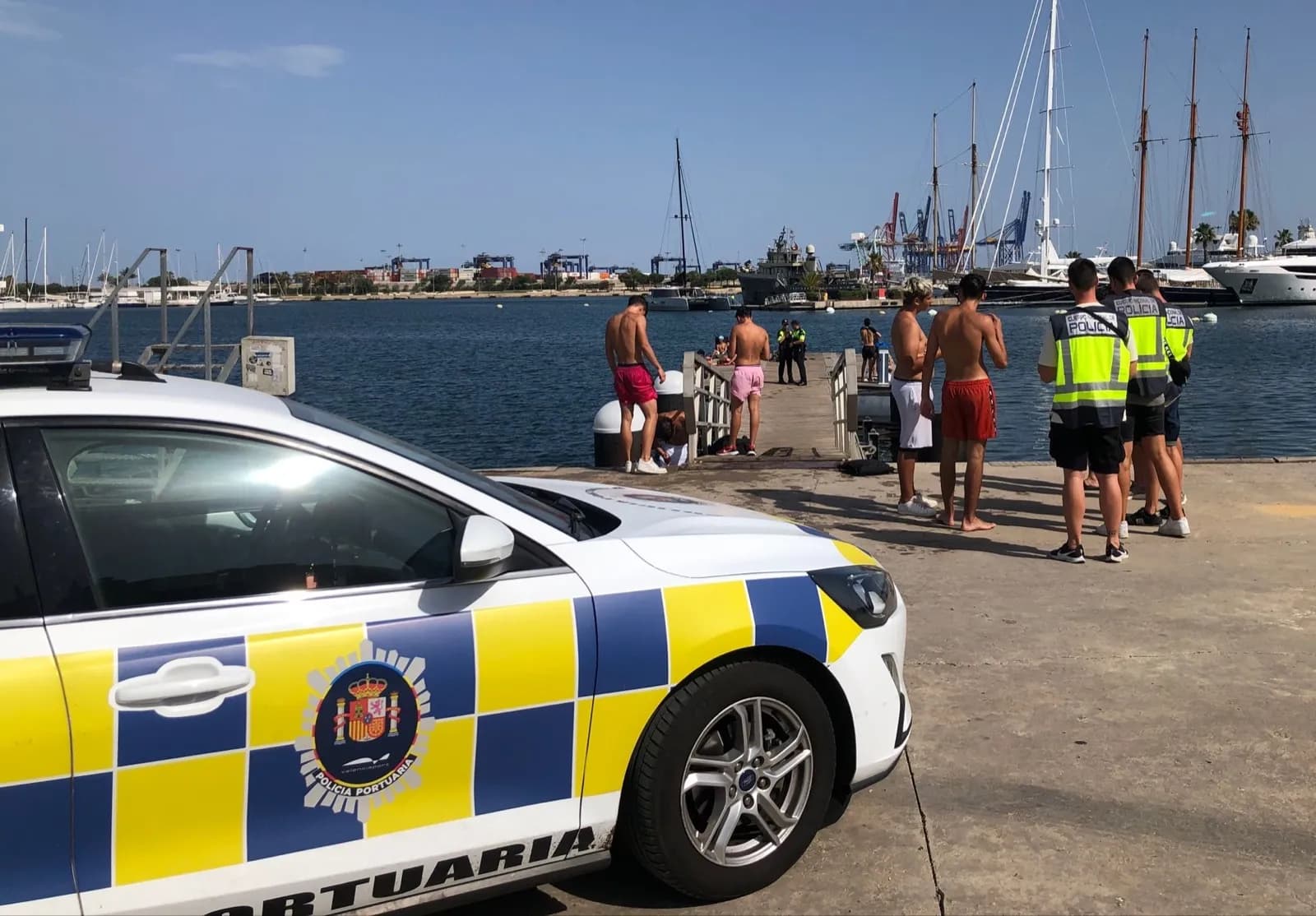 Prohibido el baño en la dársena interior de la marina de Valencia