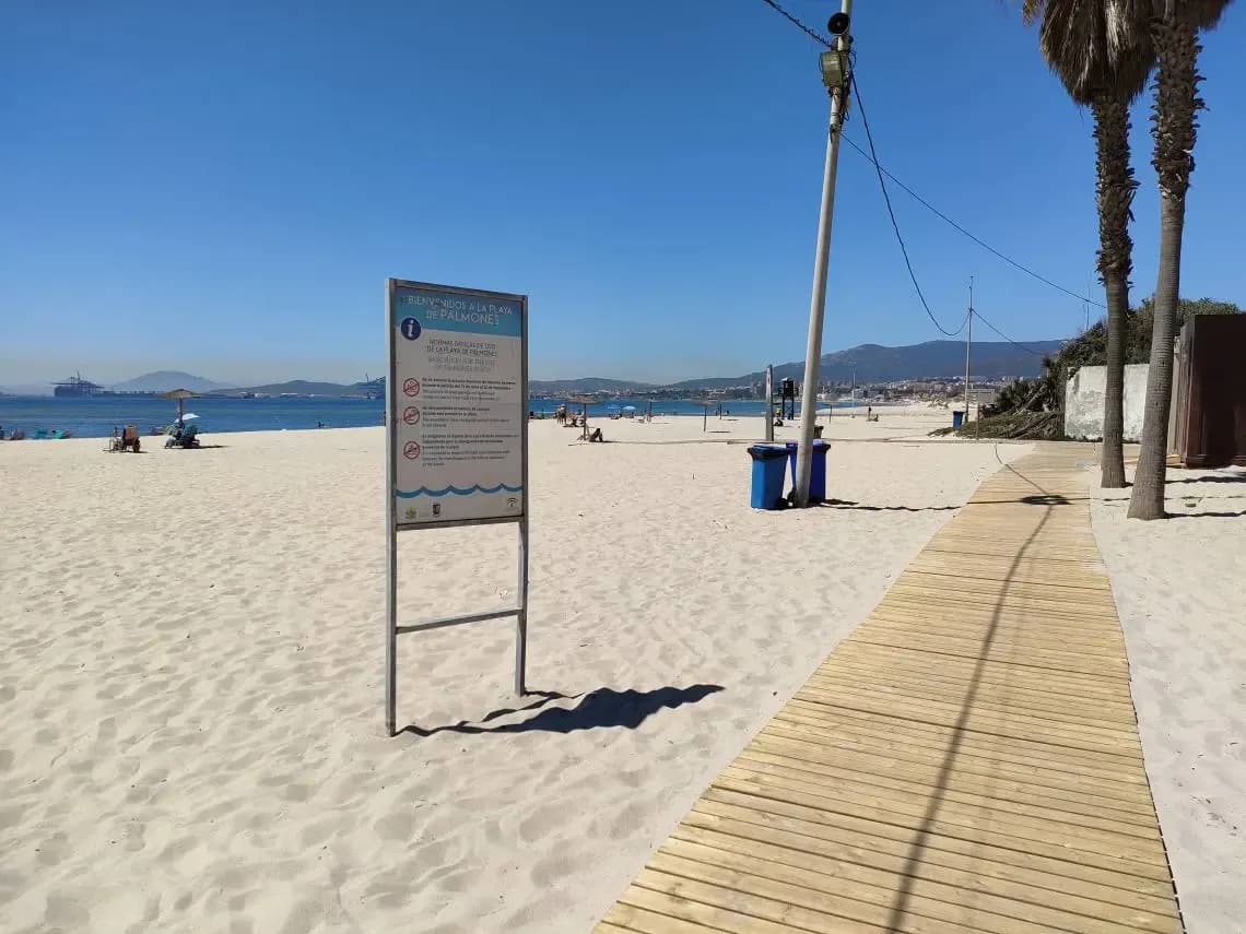 La playa de Palmones reporta 38 atenciones sanitarias y cuatro rescates desde el inicio de la temporada estival