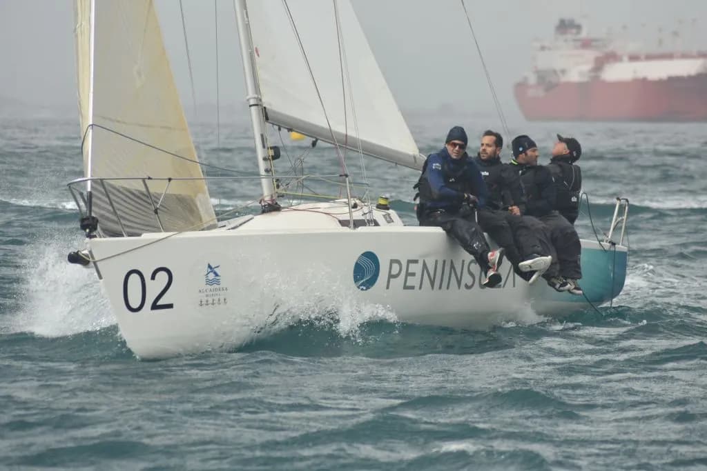 Nuevo tanto del ‘Península’ en el Circuito Alcaidesa Marina de J/80 en aguas de La Línea