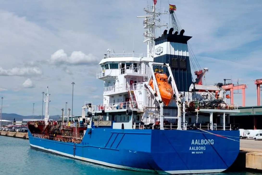 El Puerto de Barcelona avanza en sostenibilidad con nueva gabarra de biocombustibles