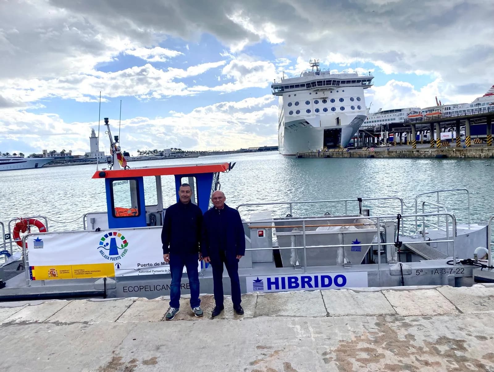 El Puerto de Málaga incorpora la embarcación híbrida ‘EcoPelicanTres’ para la limpieza de la lámina de agua