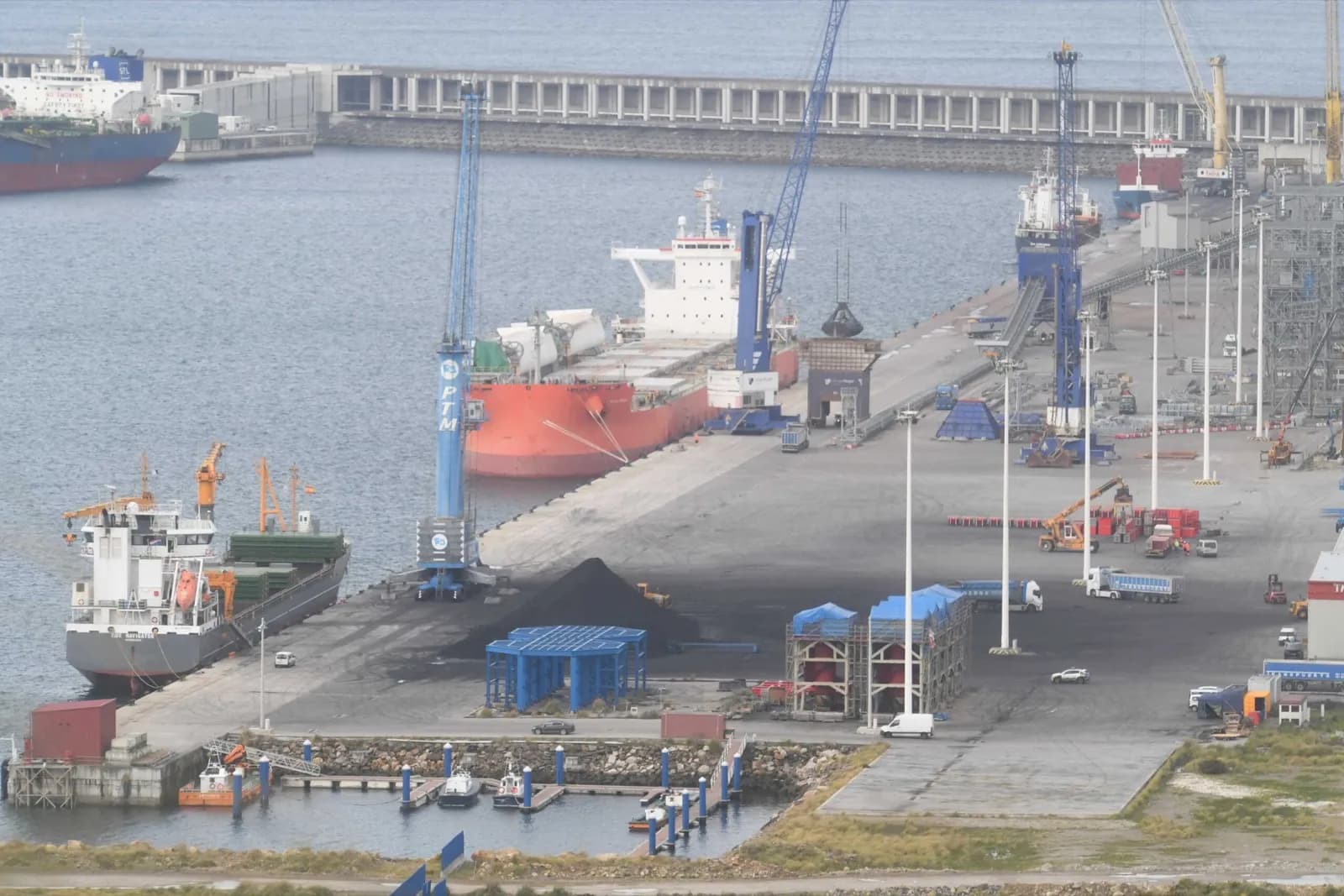 El Puerto de La Coruña supera los 1,56 millones de toneladas movidas en abril