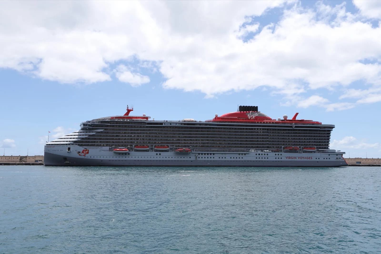 El puerto de Santa Cruz de Tenerife da la bienvenida al «Resilient Lady»