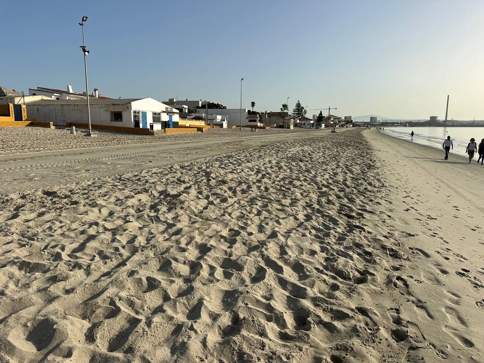 La APBA finaliza el cuarto trasvase de arena en la Playa del Rinconcillo