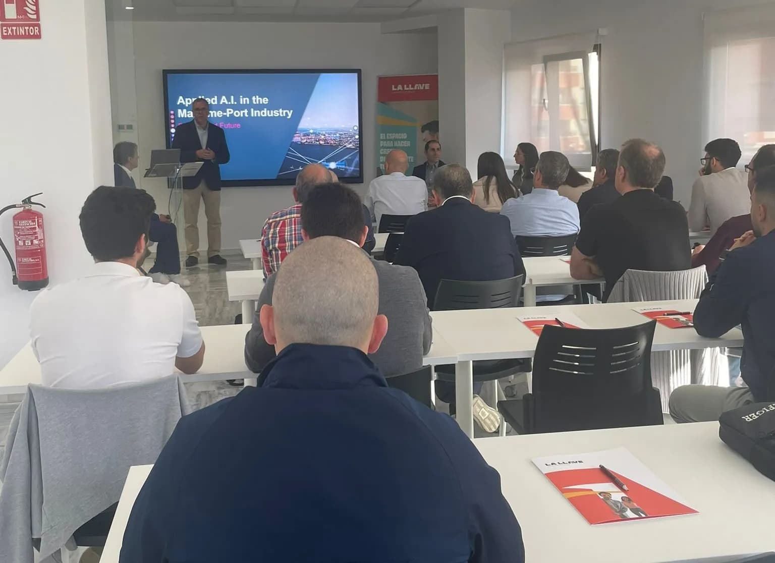 Empresas marítimas exploran el potencial de la inteligencia artificial en una sesión organizada por la Cámara de Comercio